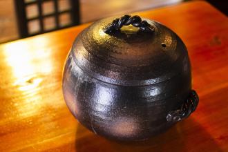 ごはんは土鍋で炊きあげます